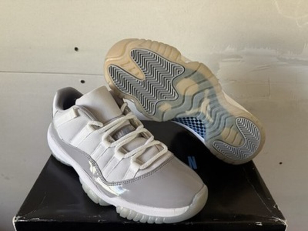 Air Jordan 11 Retro Low Cement Grey White/University Blue AV2187-140 Sz 9m